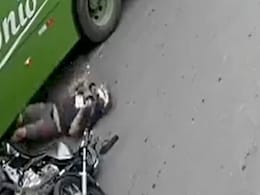 मौत के मुंह से निकला बाइकर, बेंगलुरू पुलिस ने शेयर किए वीडियो, कहा- "हेलमेट बचाता है जीवन" मौत के मुंह से निकला बाइकर, बेंगलुरू पुलिस ने शेयर किए वीडियो, कहा- "हेलमेट बचाता है जीवन"