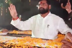 एकनाथ शिंदे के घर पर लोगों ने की पुष्प वर्षा एकनाथ शिंदे के घर पर लोगों ने की पुष्प वर्षा