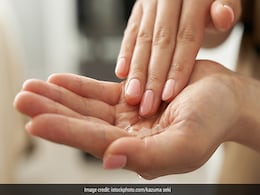 पिंपल्स और एक्ने दूर करने के लिए इस तेल की कुछ बूंदे देख लीजिए लगाकर, बेदाग नजर आएगा चेहरा  पिंपल्स और एक्ने दूर करने के लिए इस तेल की कुछ बूंदे देख लीजिए लगाकर, बेदाग नजर आएगा चेहरा