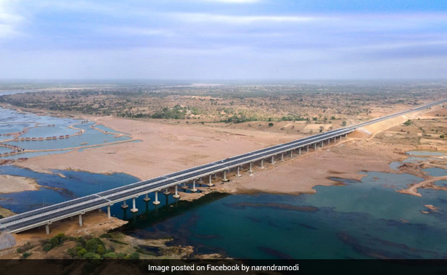 PHOTOS : 28 महीने में ₹14,850 करोड़ की लागत से बना बुंदेलखंड एक्सप्रेसवे, PM नरेंद्र मोदी ने किया लोकार्पण