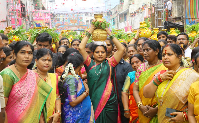KCR's Daughter Kavitha Celebrates 'Bonalu' At Secunderabad Temple