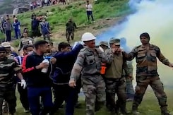 सेना ने कश्मीर में घायल अमरनाथ यात्रा तीर्थयात्री को बचाया सेना ने कश्मीर में घायल अमरनाथ यात्रा तीर्थयात्री को बचाया