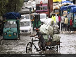 दिल्ली में बारिश के कारण जलभराव से ट्रैफिक जाम, कई फ्लाइट्स हुईं प्रभावित दिल्ली में बारिश के कारण जलभराव से ट्रैफिक जाम, कई फ्लाइट्स हुईं प्रभावित