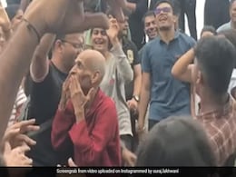 ट्रैफिक पुलिस के सिपाही ने बीच रास्ते गाया 'मैं जट यमला पगला दीवाना', अंकल ने भी झूमकर किया डांस, लोगे बोले-- 'वाह चाचा' ट्रैफिक पुलिस के सिपाही ने बीच रास्ते गाया 'मैं जट यमला पगला दीवाना', अंकल ने भी झूमकर किया डांस, लोगे बोले-- 'वाह चाचा'