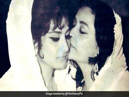 मां के साथ तस्वीर खिंचवा रही बेटी रह चुकी है बॉलीवुड की क्वीन, अपने प्यार को पाने के लिए कर दिया जमीन आसमान एक, पहचाना क्या  मां के साथ तस्वीर खिंचवा रही बेटी रह चुकी है बॉलीवुड की क्वीन, अपने प्यार को पाने के लिए कर दिया जमीन आसमान एक, पहचाना क्या