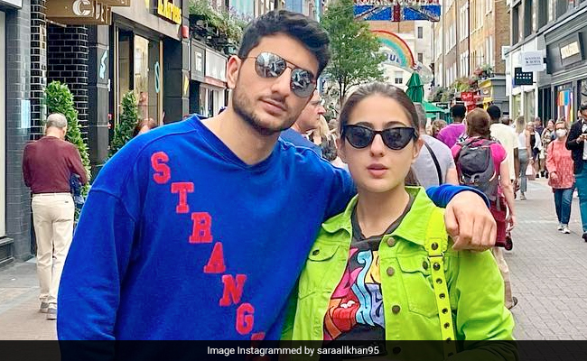 Snapshots Of Sara Ali Khan And "Tribe" In Bollywood's Current Top Destination - London