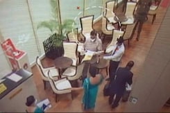 श्रीलंका से भागने की कोशिश के खबरों के बीच राष्ट्रपति गोटाबाया के भाई की तस्वीर वायरल श्रीलंका से भागने की कोशिश के खबरों के बीच राष्ट्रपति गोटाबाया के भाई की तस्वीर वायरल