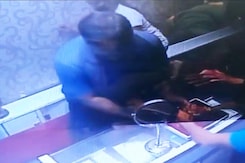 In Video, Father-Daughter Duo Steal Jewellery With Chilli Powder Attack In Video, Father-Daughter Duo Steal Jewellery With Chilli Powder Attack