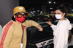 Ranveer Singh, Deepika Padukone Gets Papped In '<i>Mayanagri</i>' Ranveer Singh, Deepika Padukone Gets Papped In '<i>Mayanagri</i>'