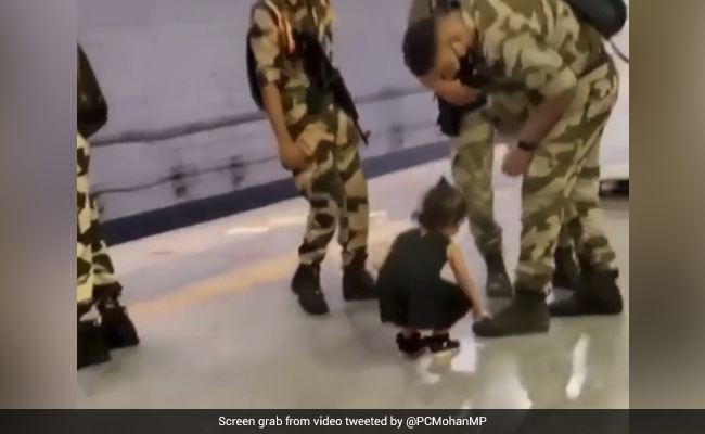 Viral Video: Girl Touches Army Personnel's Feet, Internet Overwhelmed