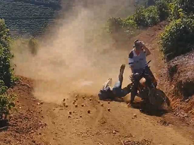 संतरे से भरा बड़ा झोला लेकर बाइक पर पीछे बैठा था शख्स, गाड़ी का बैलेंस बिगड़ा और फिर...