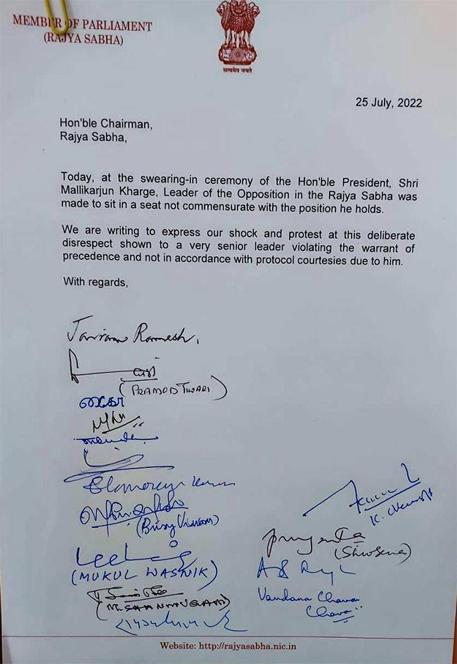 राष्ट्रपति के शपथ ग्रहण समारोह में विपक्ष के नेता को उपयुक्त सीट नहीं दिए जाने पर विपक्ष नाराज