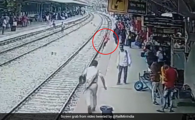 फिसलरकर रेल की पटरियों पर गिर पड़ा शख्स, RPF वालों ने जैसे ही उठाया, सामने से आ गई ट्रेन - देखें Video