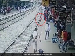 फिसलरकर रेल की पटरियों पर गिर पड़ा शख्स, RPF वालों ने जैसे ही उठाया, सामने से आ गई ट्रेन - देखें Video फिसलरकर रेल की पटरियों पर गिर पड़ा शख्स, RPF वालों ने जैसे ही उठाया, सामने से आ गई ट्रेन - देखें Video
