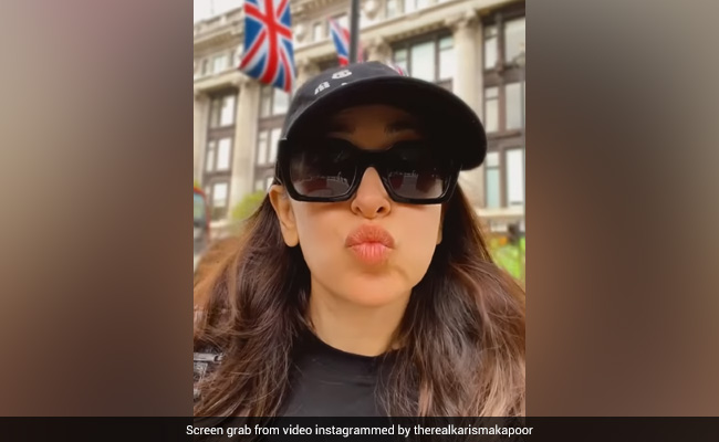 लंदन की सड़कों पर फनी वीडियो बनाती दिखीं करिश्मा कपूर, कूल लुक देख फैन्स भी रह गए हैरान