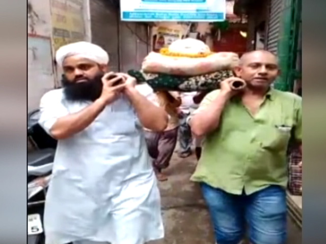 Watch: This Muslim Family Performed Last Rites Of Their Hindu Employee