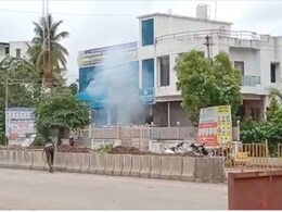 महाराष्ट्र : सतारा में लुटेरों की ATM उड़ाने की कोशिश नाकाम, लेकिन पुलिस को  कराना ही पड़ा विस्फोट, देखें VIDEO महाराष्ट्र : सतारा में लुटेरों की ATM उड़ाने की कोशिश नाकाम, लेकिन पुलिस को  कराना ही पड़ा विस्फोट, देखें VIDEO