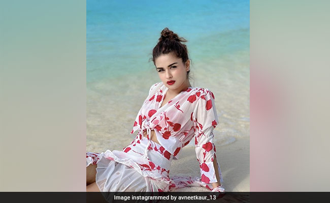 Avneet Kaur के समर लुक्स से हैं बेहद स्टाइलिश और कूल, आप भी जरूर करें ट्राई