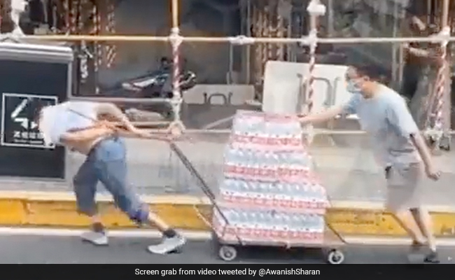 ठेला खींच रहे शख्स की मदद करने आ गया बच्चों के साथ घूमने निकला पिता, IAS ने बताई- जीवन की ये सच्चाई