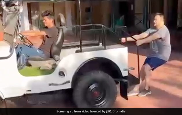 PM नरेंद्र मोदी की सलाह के बाद तेजस्वी यादव वज़न घटाने के लिए कर रहे हैं अनोखी कसरत, देखें VIDEO