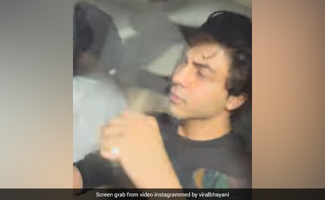 रूसो बदर्स के लिए रखी पार्टी में पहुंचे आर्यन खान, पैपराजी की हरकतें देख नेटिजन्स को आया गुस्सा, बोले- अकेला छोड़ो उसे