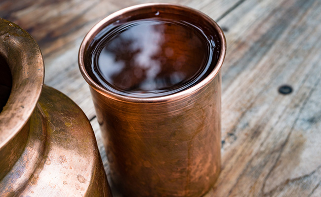 तांबे के बर्तन में रखे पानी को पीने के एक नहीं बल्कि हैं अनेक फायदे, सेहत पर पड़ता है अच्छा असर