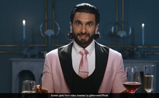 <i>Ranveer Vs Wild With Bear Grylls</i>: Ranveer Singh Swallows A Bug And Manages To Make It LOL