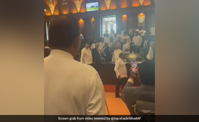Video : Sri Lanka में राष्ट्रपति संसद छोड़ के जाने पर हुए मजबूर, "Gota Go Home" के लगे नारे