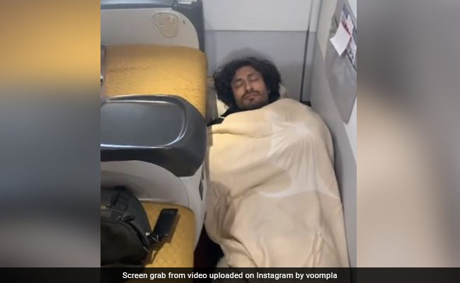 'खुदा हाफिज 2' के प्रमोशन में व्यस्त विद्युत जामवाल को फ्लाइट में ही आ गई नींद, चादर तान नीचे सो गए एक्टर