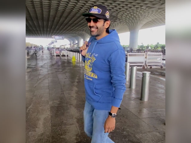 कार्तिक आर्यन से मिलने पहुंचीं फैंस की इतनी भीड़, एक्टर की एक झलक पाने के लिए लटक गए गेट पर