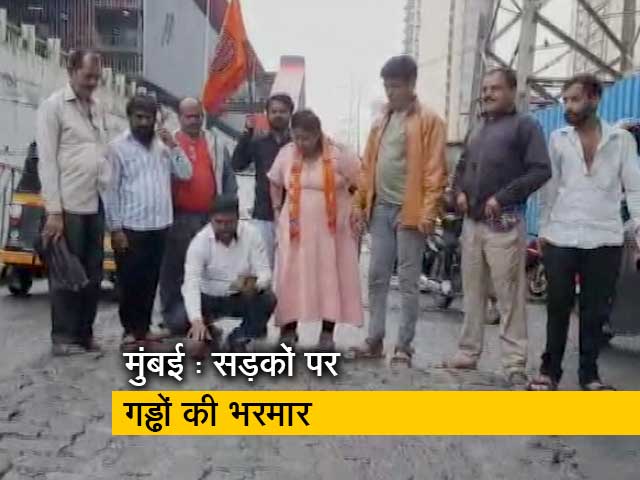 मुंबई : सड़क पर गड्ढे ठीक कराने के लिए हनुमान चालिसा का पाठ, जानिए पूरा मामला