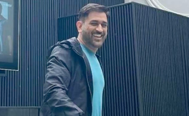 लंदन की सड़कों पर धोनी को देख कर फैंस का जोश हुआ High, चिल्ला कर कहने लगे 'माही भाई-माही भाई!'