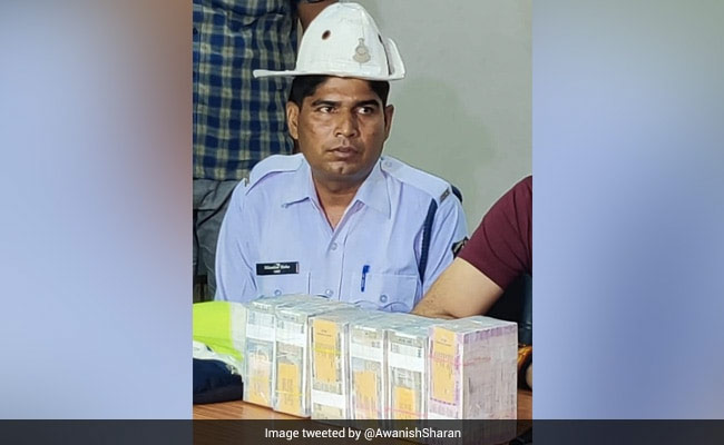 सड़क पर पड़े थे 45 लाख, चाहते तो रख सकते थे, मगर ईमानदारी से कांस्टेबल ने थाने में जमा कराए