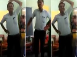 हिंदी वर्णमाला सिखाने का नायाब तरीका इंटरनेट पर मचा रहा धमाल, गाना गाते हुए इस तरह खींच रहे हैं सभी का ध्यान हिंदी वर्णमाला सिखाने का नायाब तरीका इंटरनेट पर मचा रहा धमाल, गाना गाते हुए इस तरह खींच रहे हैं सभी का ध्यान