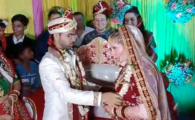 कुशीनगर में अनोखी शादी, हिन्दुस्तानी दूल्हे ने रशियन दुल्हन के साथ लिए सात फेरे, शादी में शामिल हुए चार देशों के बाराती