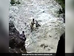 VIDEO: पानी में डूबते शख्स की जान बचाने के लिए तेज धारा में उतर गए पुलिसकर्मी, हो रही तारीफ VIDEO: पानी में डूबते शख्स की जान बचाने के लिए तेज धारा में उतर गए पुलिसकर्मी, हो रही तारीफ