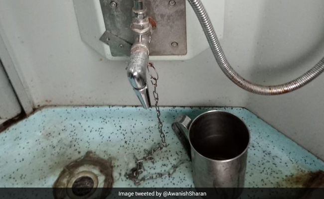 IAS ने शेयर की ट्रेन के शौचालय की फोटो, पूछा- ये ‘मग’ कब मुक्त होगा ‘ज़ंजीर’ से ? जवाब देख लोटपोट हो जाएंगे