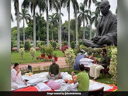पांच निलंबित सांसदों ने संसद परिसर में गर्मी और मच्छरों के बीच बिताई रात, 50 घंटे का है ये धरना पांच निलंबित सांसदों ने संसद परिसर में गर्मी और मच्छरों के बीच बिताई रात, 50 घंटे का है ये धरना