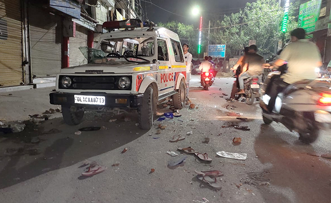 दिल्लीः कैंडल मार्च के दौरान उग्र हुई भीड़, पथराव में कई गाड़ियों को नुकसान, पुलिसकर्मियों को भी आईं चोट