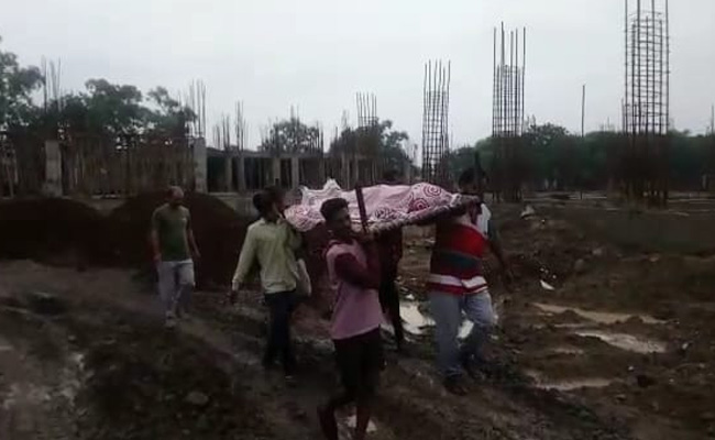 इंदौर जिला अस्पताल में पोस्टमार्टम के लिए खाट पर शव ले गए परिजन