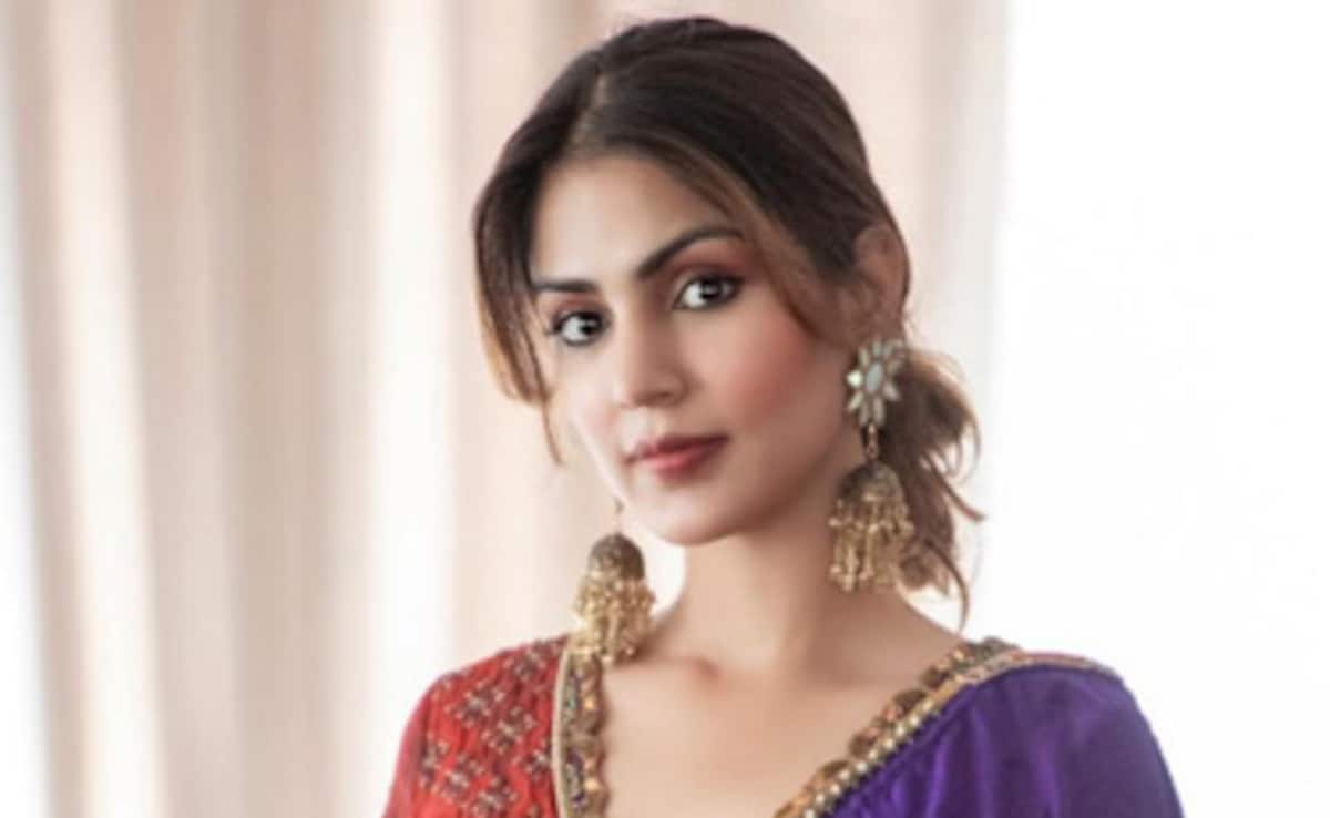 सुशांत केस में रिया चक्रवर्ती को बड़ी राहत! कोर्ट ने अभिनेत्री और मां-भाई के फ्रीज बैंक खाते खोलने के दिए आदेश