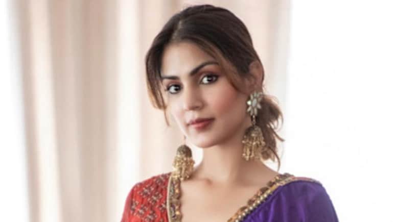 सुशांत केस में रिया चक्रवर्ती को बड़ी राहत! कोर्ट ने अभिनेत्री और मां-भाई के फ्रीज बैंक खाते खोलने के दिए आदेश