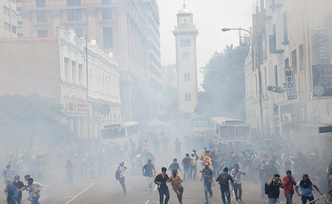 श्रीलंका में संकट Live Updates : श्रीलंका में बिगड़ते हालात के बीच पद से इस्तीफा देंगे राष्ट्रपति