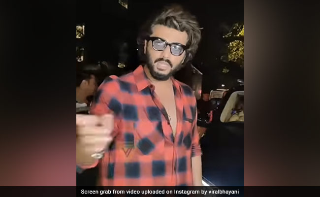 तस्वीर क्लिक करवाते हुए इस वजह से पैपराजी पर भड़क गए अर्जुन कपूर, कहा- 'आप लोग ये करते हो, नाम हमारा खराब होता है'