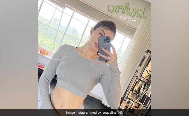 We Didn't Know Mirrors Are Highly Volatile Until We Saw Jacqueline Fernandez's Chic Mirror Selfie