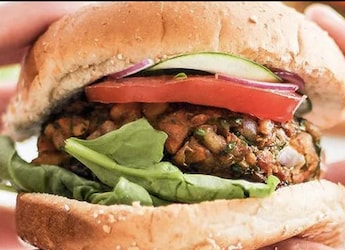How To Eat Burger The Right Way - Tips From Chef Pankaj Bhadouria How To Eat Burger The Right Way - Tips From Chef Pankaj Bhadouria