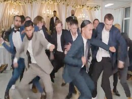 देसी गाने पर शादी में जमकर नाचे विदेशी लड़के, लोगों ने कहा- फिरंगियों ने तो गर्दा उड़ा दिया देसी गाने पर शादी में जमकर नाचे विदेशी लड़के, लोगों ने कहा- फिरंगियों ने तो गर्दा उड़ा दिया