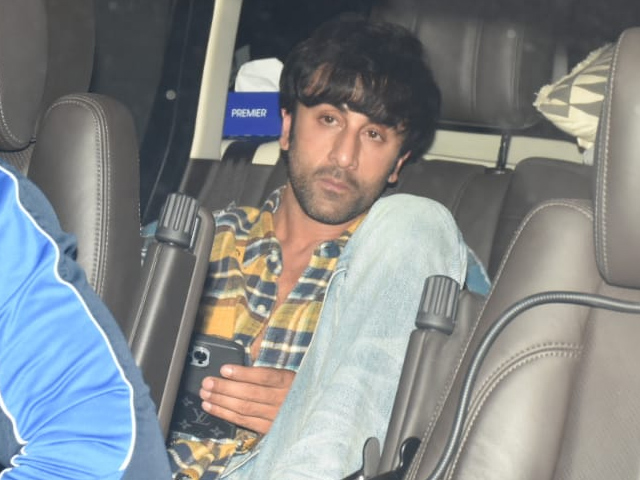 रणबीर कपूर ने एयरपोर्ट पर आलिया भट्ट को दिया सरप्राइज