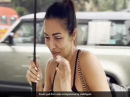 बारिश में छाता लिए यूं सड़क पर भागती नजर आईं मलाइका अरोड़ा, फैन्स बोले- मैडम जल्द घर में जाओ नदी नाले भर गए तो...  बारिश में छाता लिए यूं सड़क पर भागती नजर आईं मलाइका अरोड़ा, फैन्स बोले- मैडम जल्द घर में जाओ नदी नाले भर गए तो...