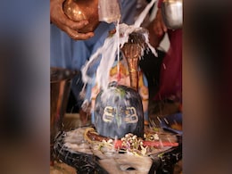 शिवलिंग पर जल चढ़ाने से भगवान शिव होते हैं प्रसन्न, यहां जान लें अर्पित करने का सही नियम शिवलिंग पर जल चढ़ाने से भगवान शिव होते हैं प्रसन्न, यहां जान लें अर्पित करने का सही नियम